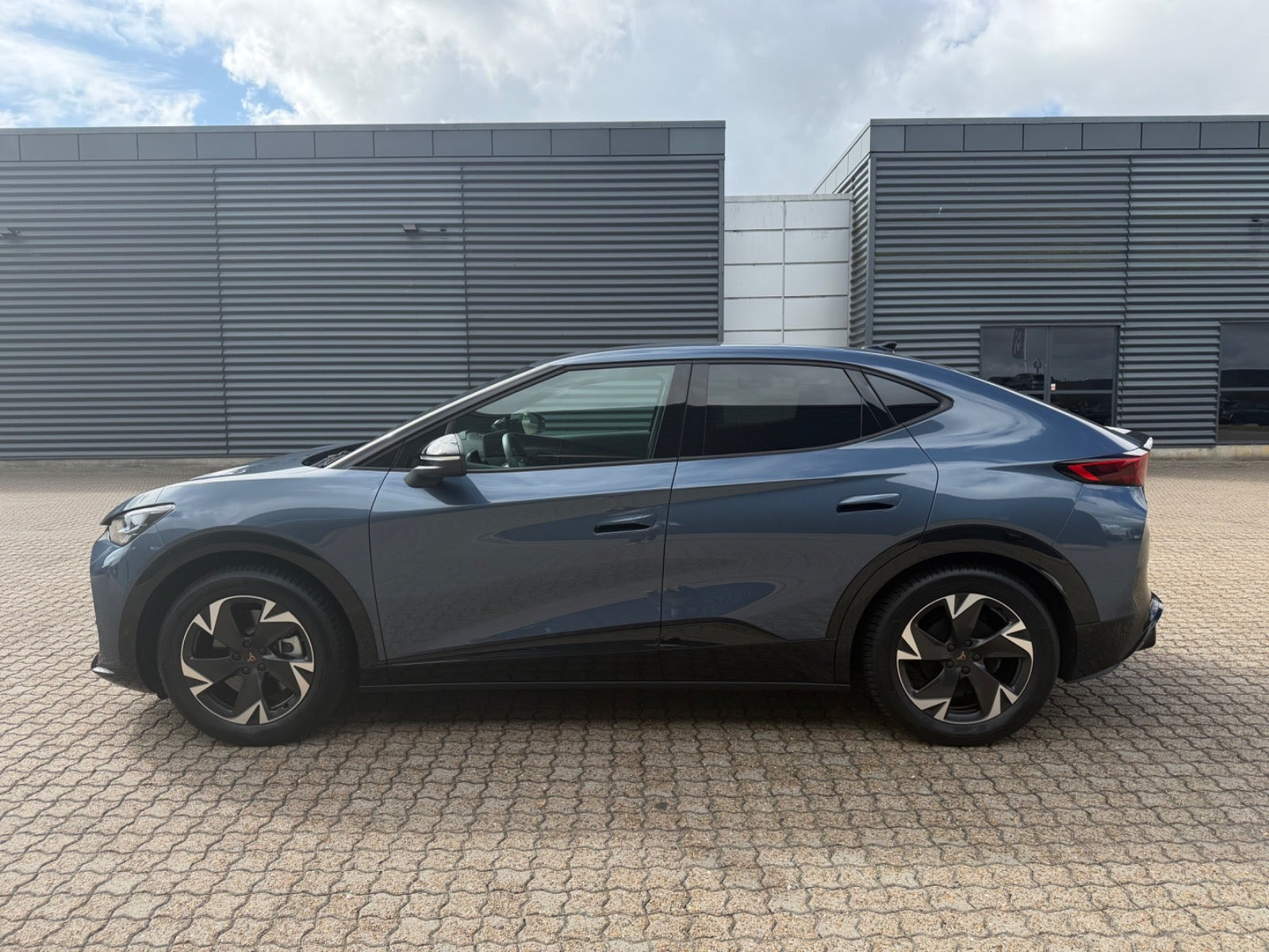 Blå Cupra Tavascan fra 2025