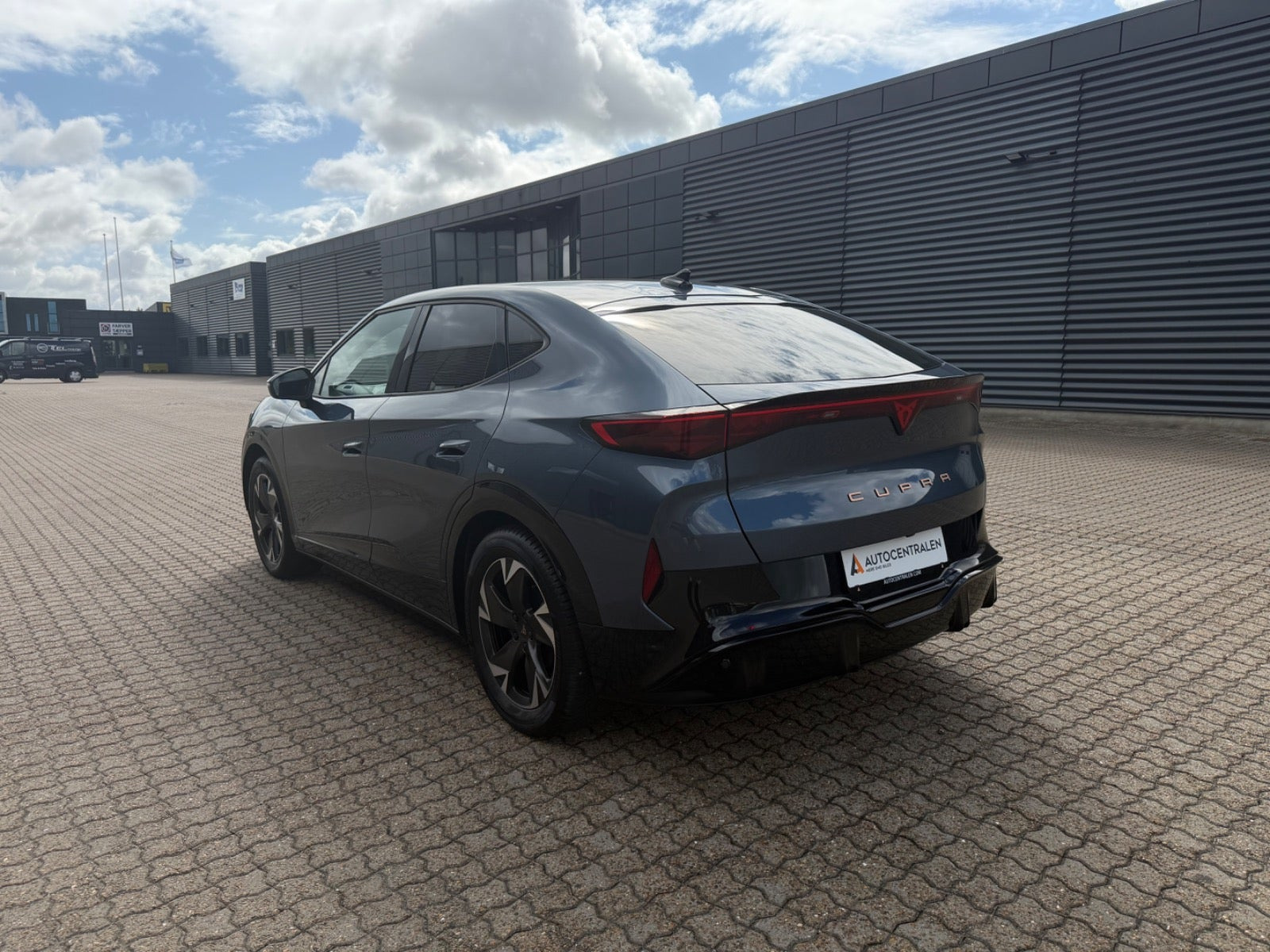 Blå Cupra Tavascan fra 2025