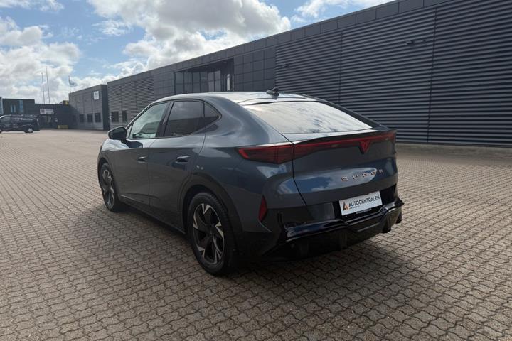 Blå Cupra Tavascan fra 2025
