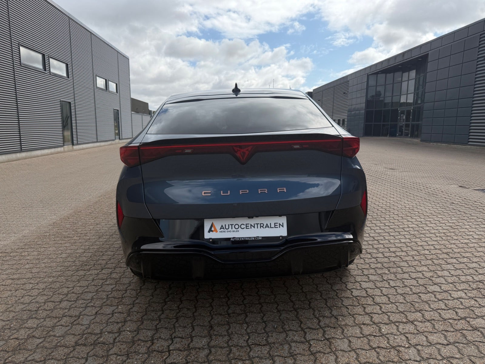 Blå Cupra Tavascan fra 2025