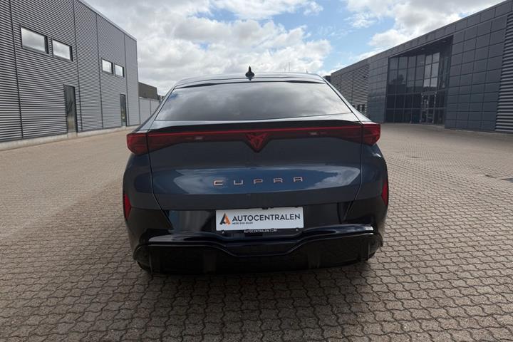 Blå Cupra Tavascan fra 2025