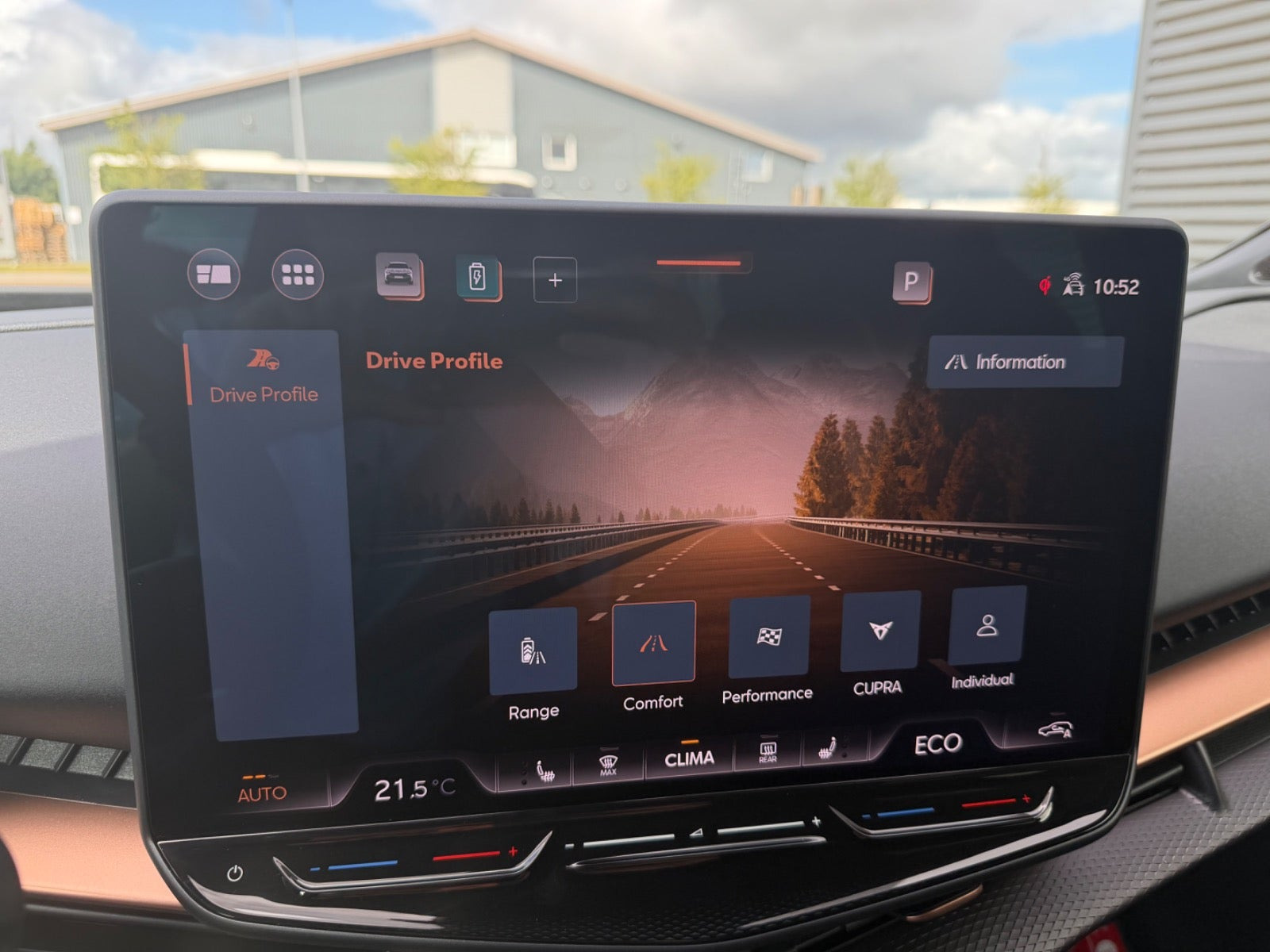 Blå Cupra Tavascan fra 2025
