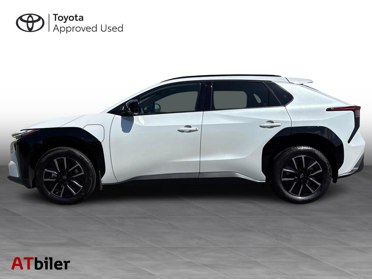 Hvid Toyota BZ4X fra 2026
