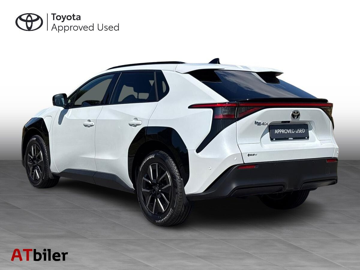 Hvid Toyota BZ4X fra 2026