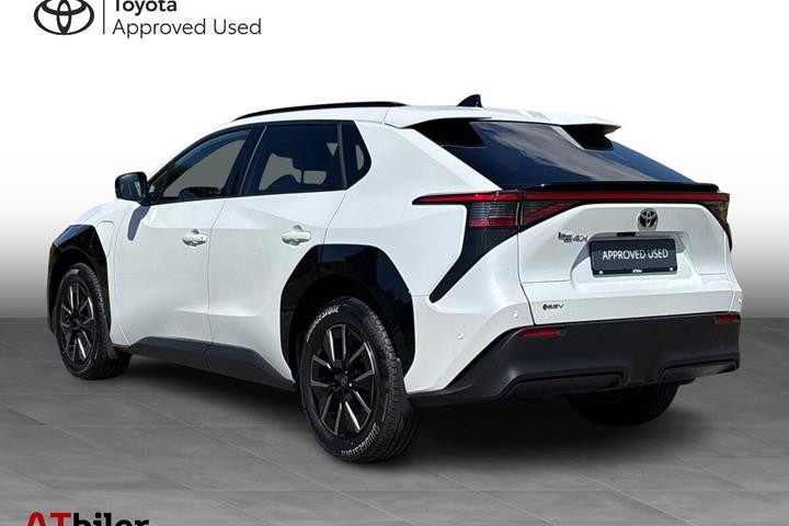 Hvid Toyota BZ4X fra 2026