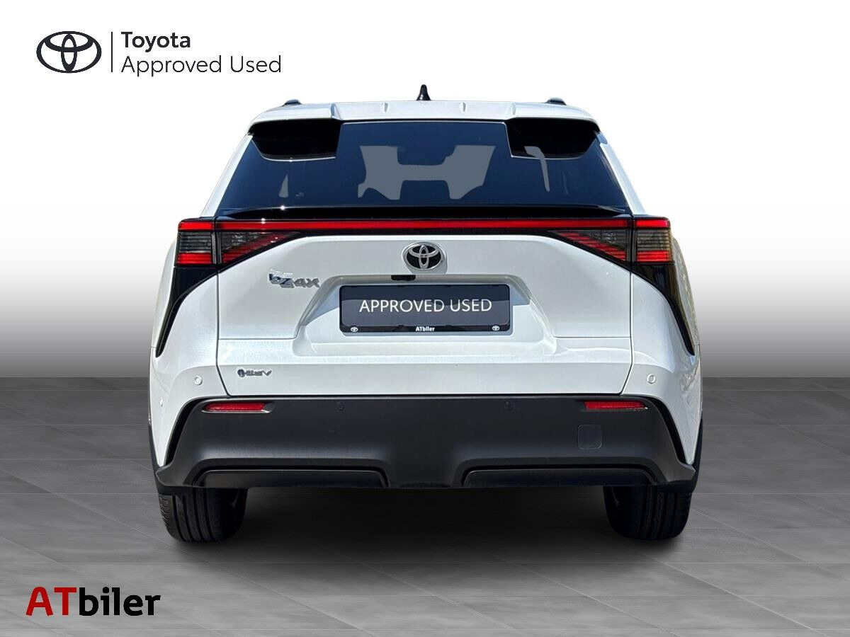 Hvid Toyota BZ4X fra 2026