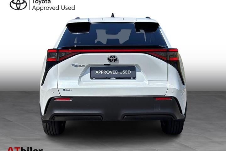 Hvid Toyota BZ4X fra 2026