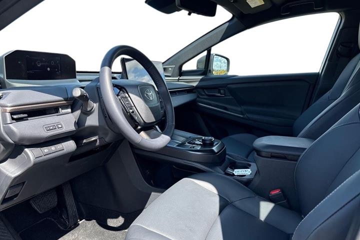 Hvid Toyota BZ4X fra 2026