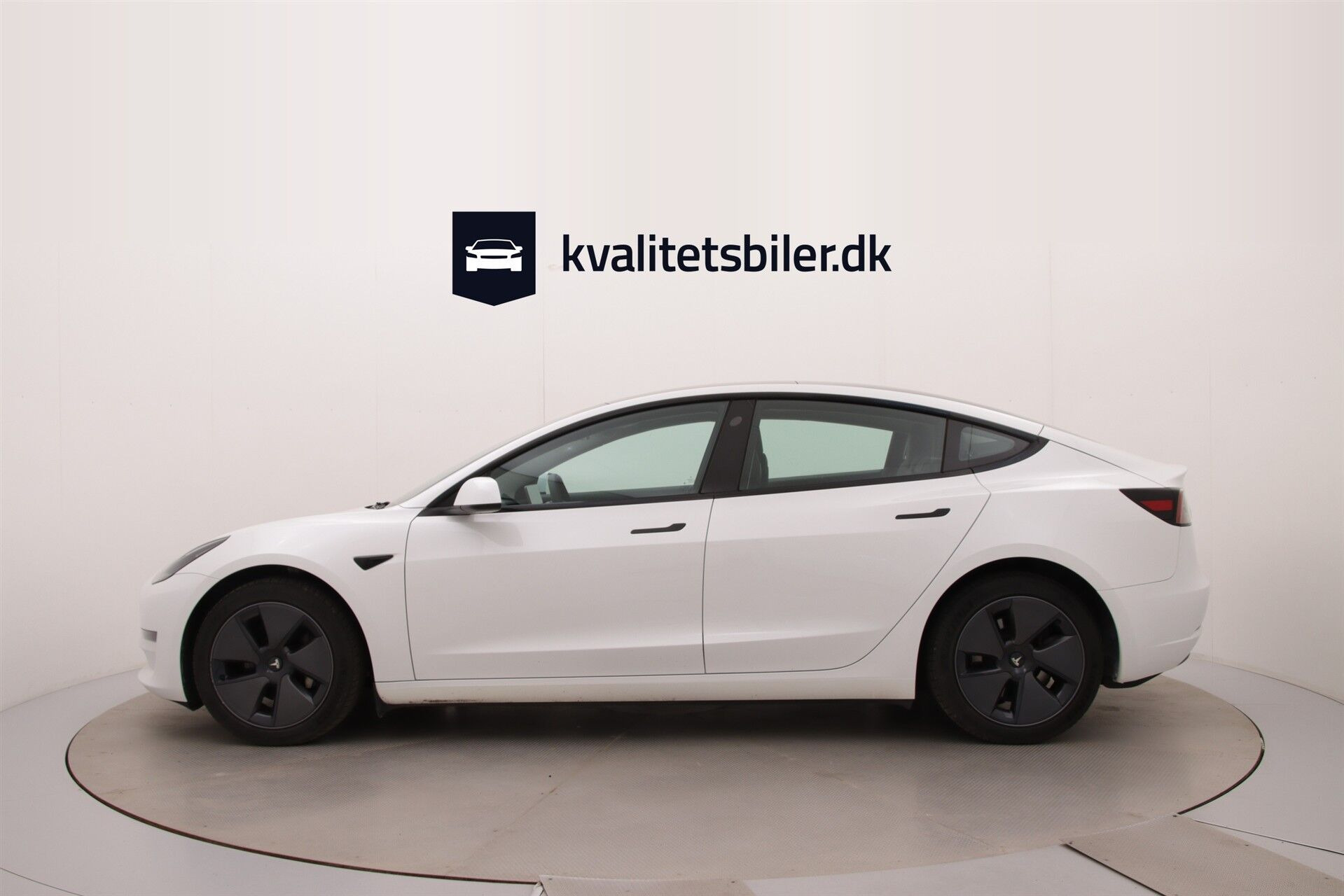 Hvid Tesla Model 3 fra 2023