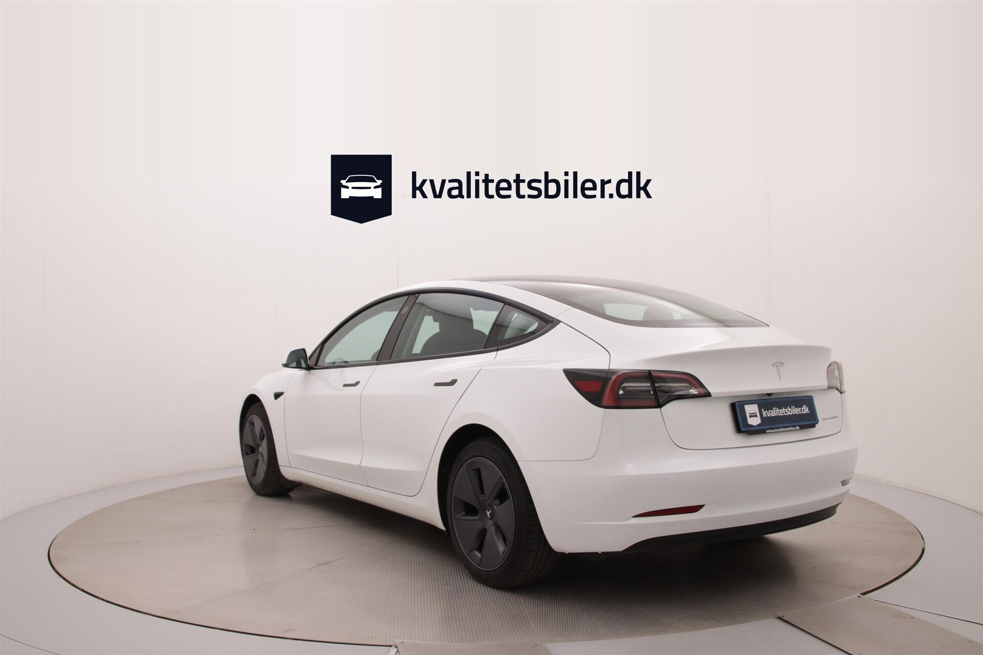 Hvid Tesla Model 3 fra 2023