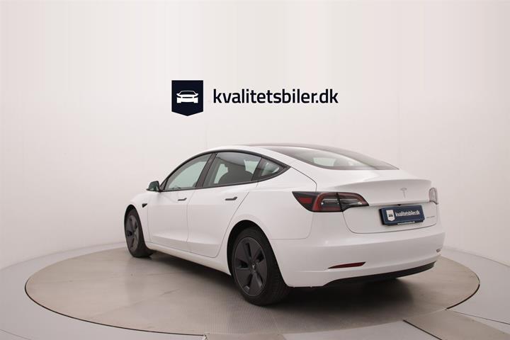 Hvid Tesla Model 3 fra 2023