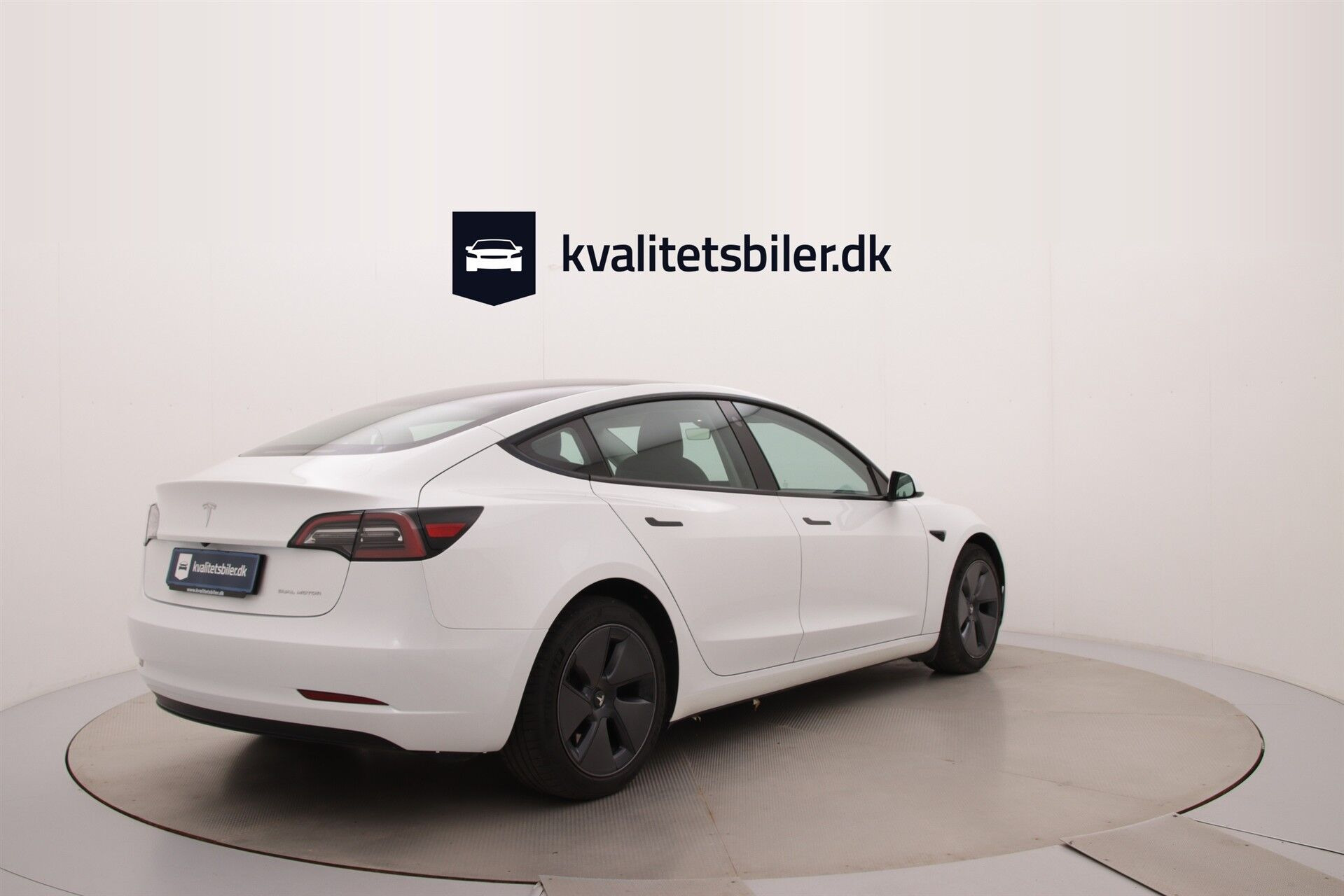 Hvid Tesla Model 3 fra 2023