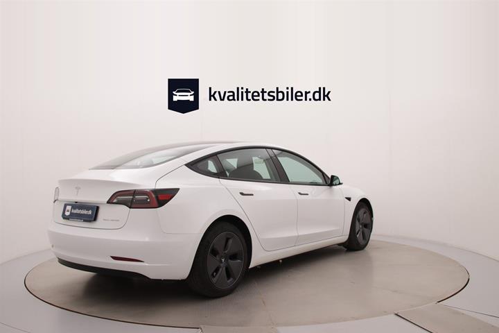 Hvid Tesla Model 3 fra 2023