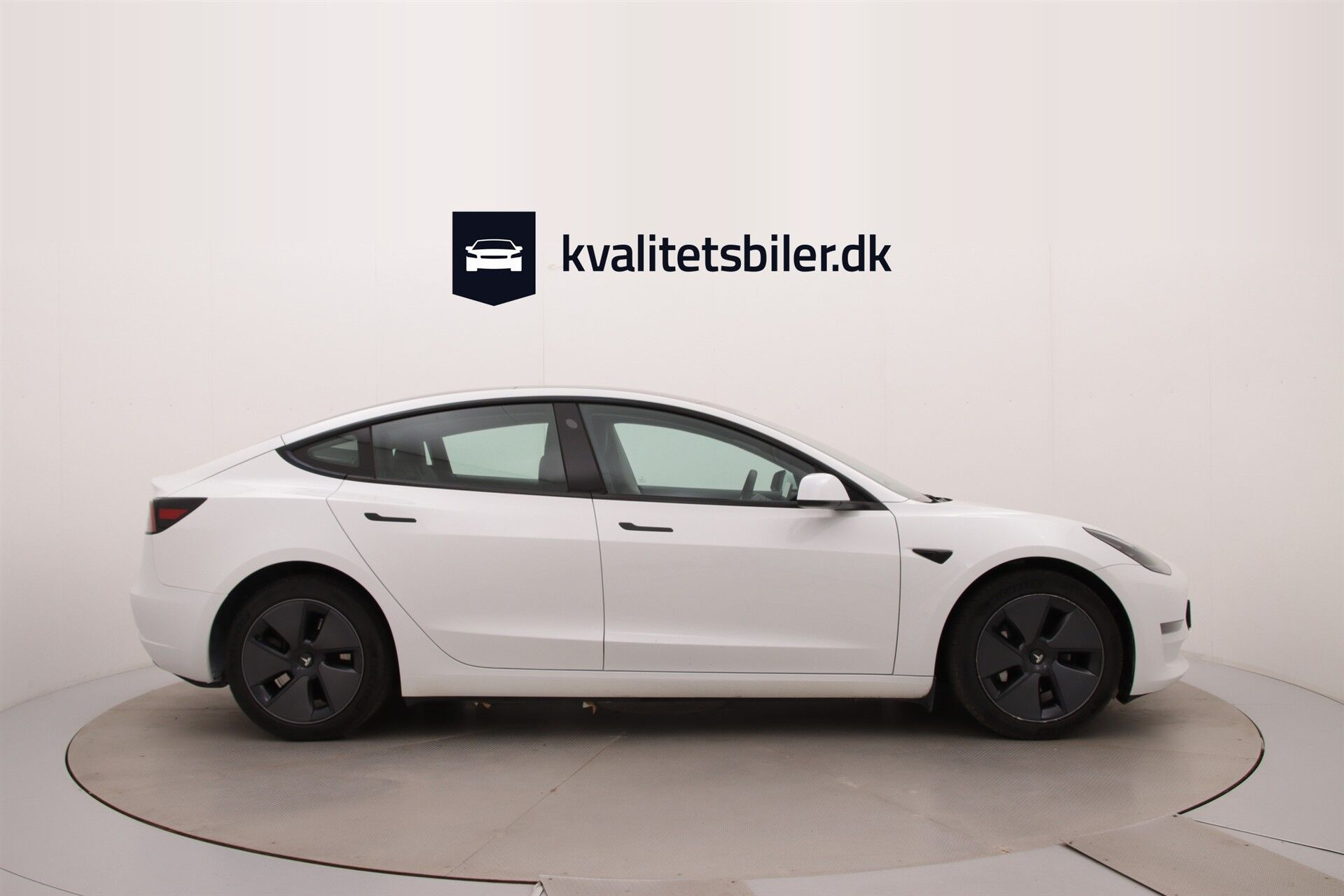 Hvid Tesla Model 3 fra 2023
