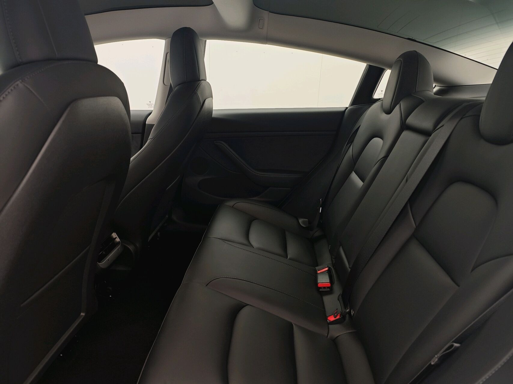 Hvid Tesla Model 3 fra 2023