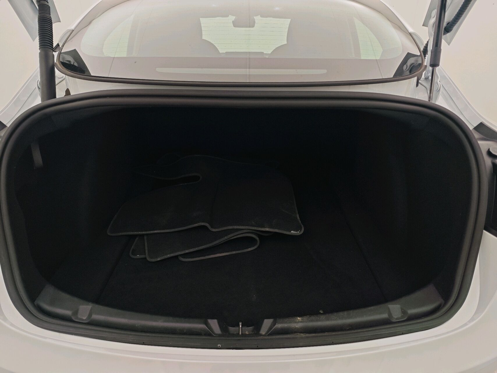Hvid Tesla Model 3 fra 2023