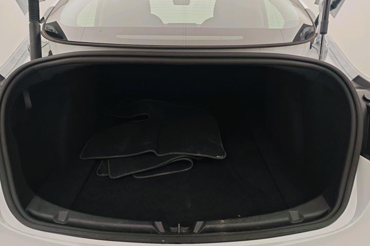 Hvid Tesla Model 3 fra 2023
