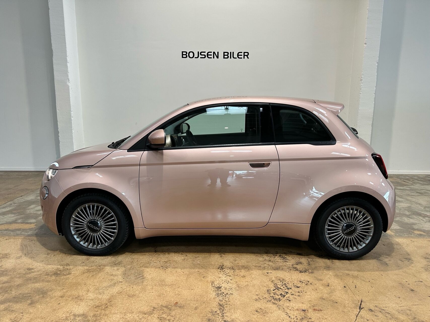 Pink Fiat 500e fra 2023