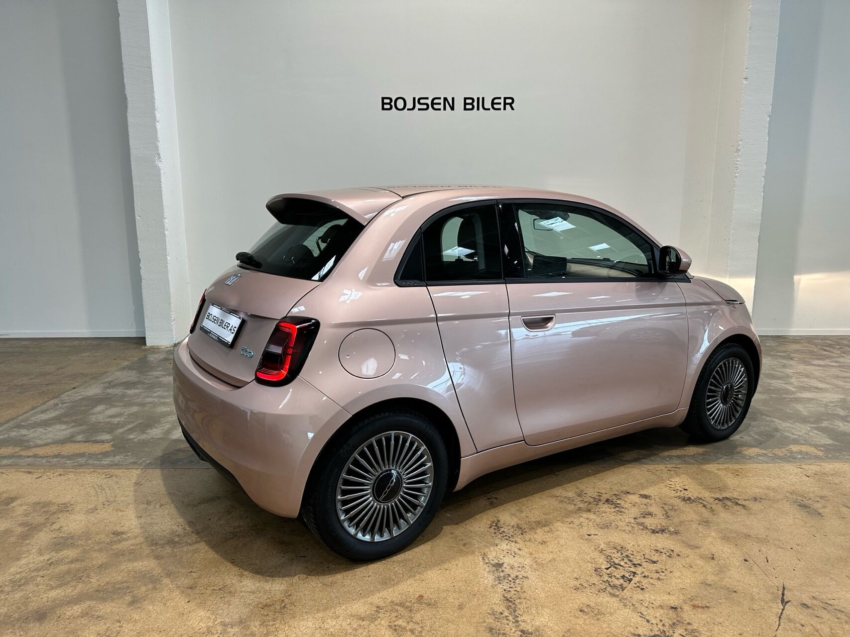 Pink Fiat 500e fra 2023