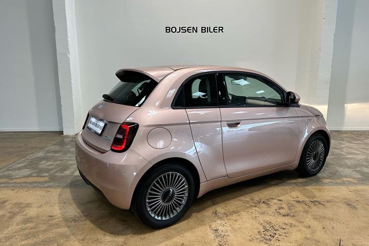 Pink Fiat 500e fra 2023