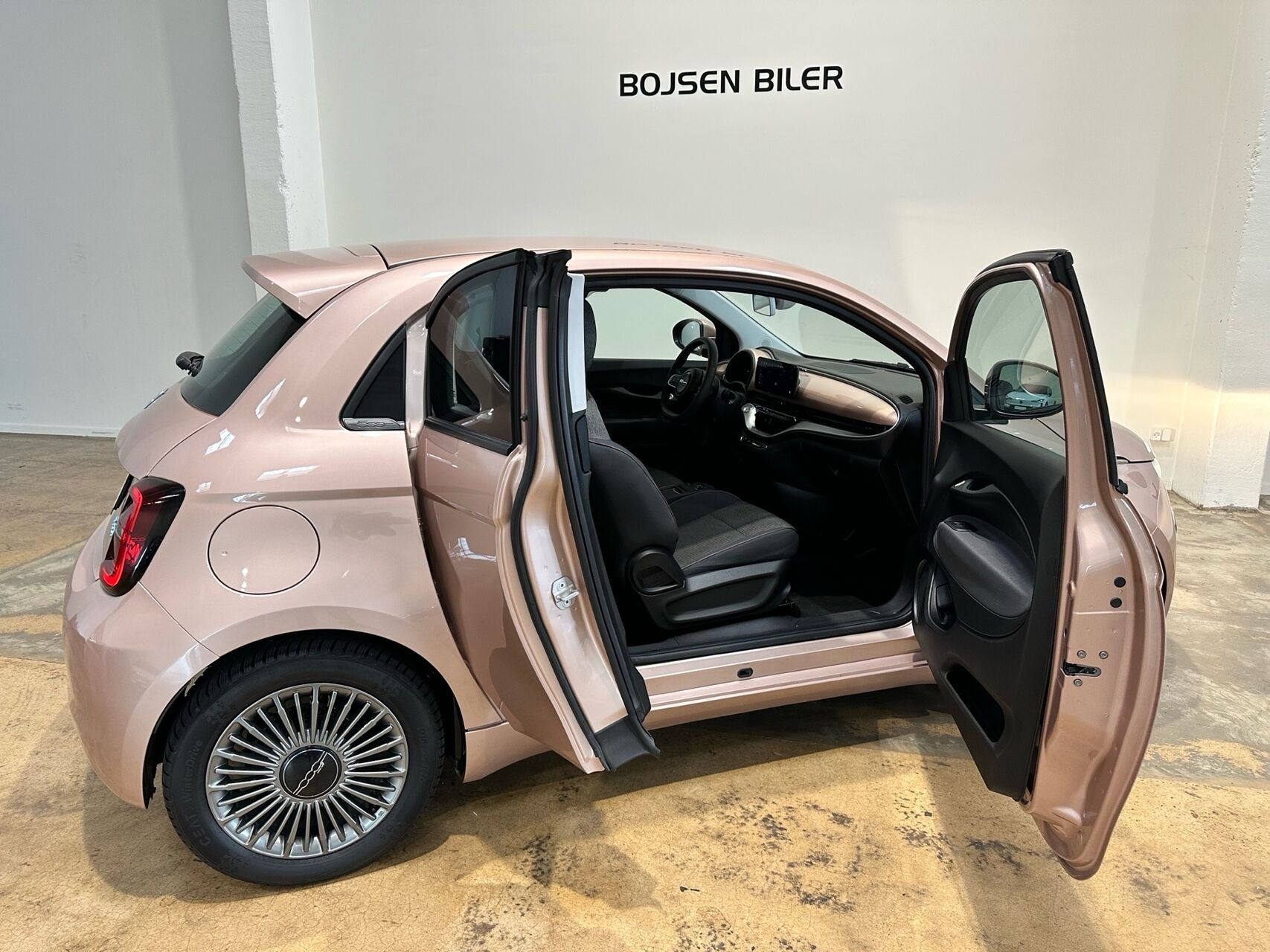Pink Fiat 500e fra 2023