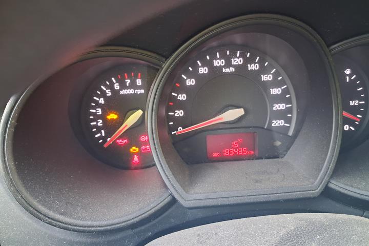 Rød Kia Rio fra 2012