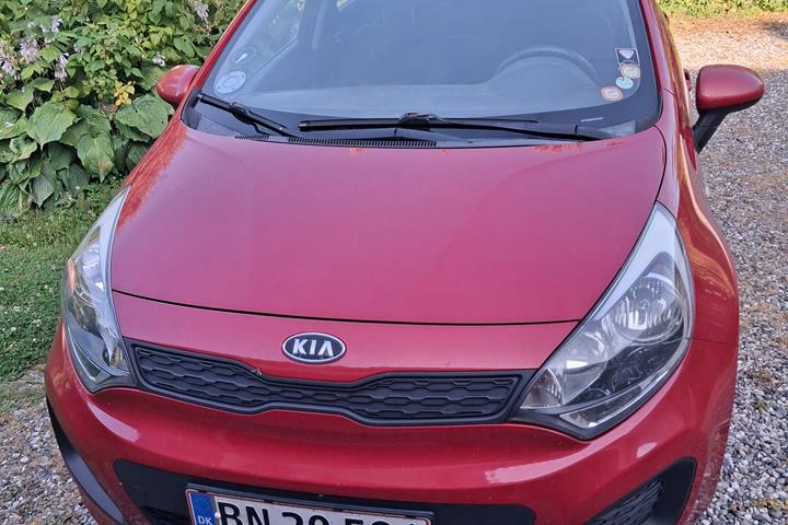 Rød Kia Rio fra 2012