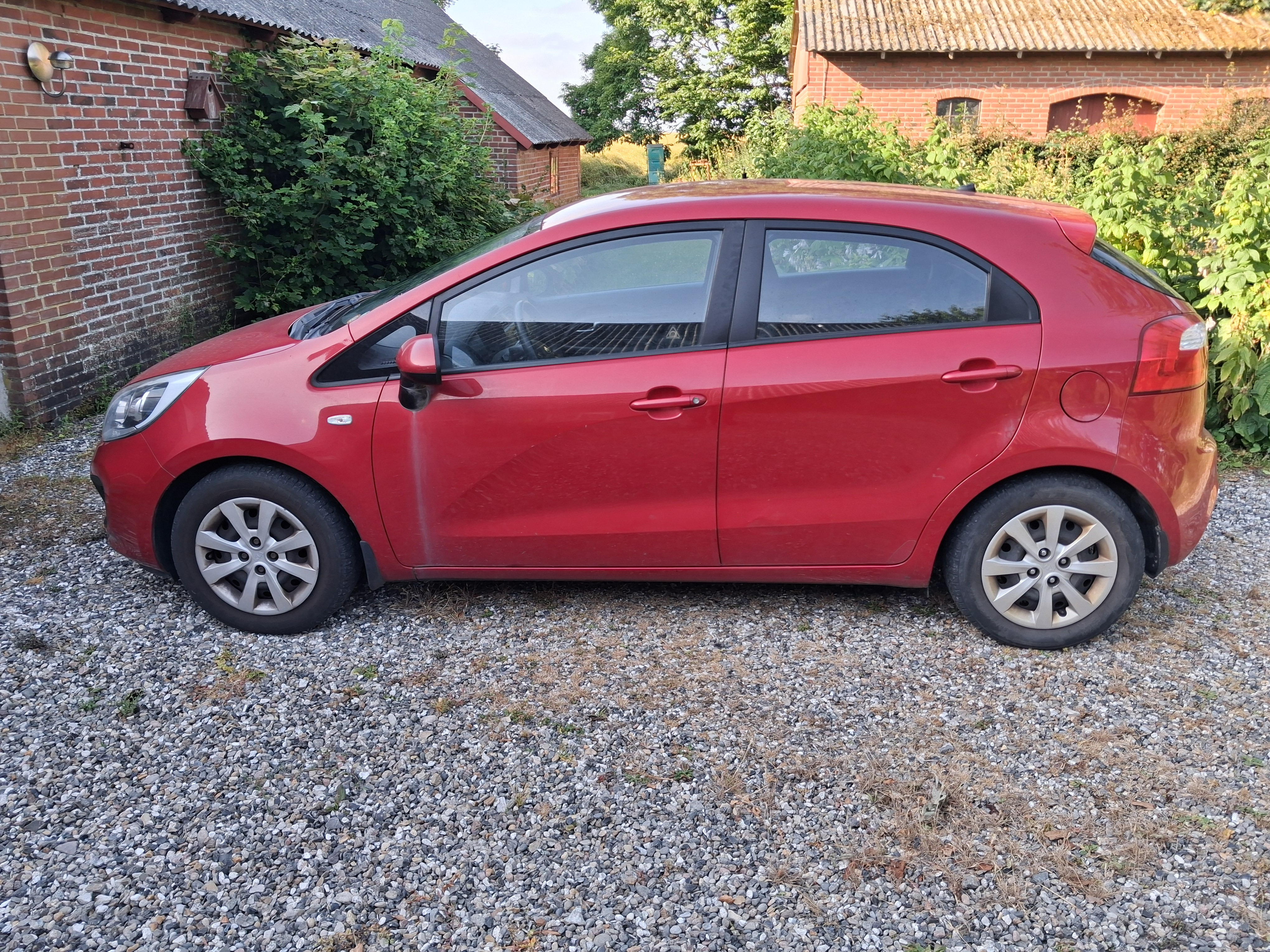Rød Kia Rio fra 2012
