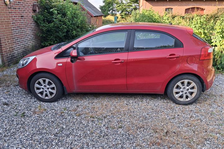 Rød Kia Rio fra 2012