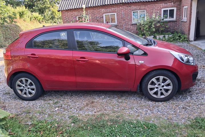 Rød Kia Rio fra 2012