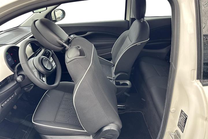 Grøn Fiat 500e fra 2023