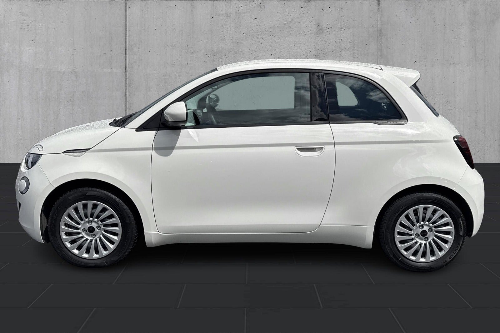 Hvid Fiat 500e fra 2023