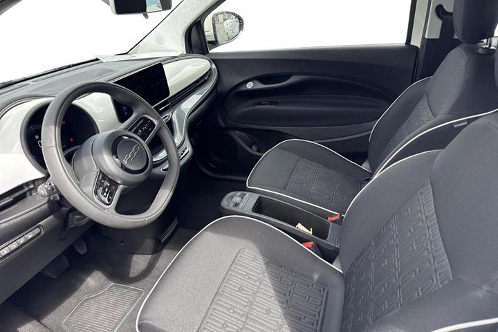 Hvid Fiat 500e fra 2023