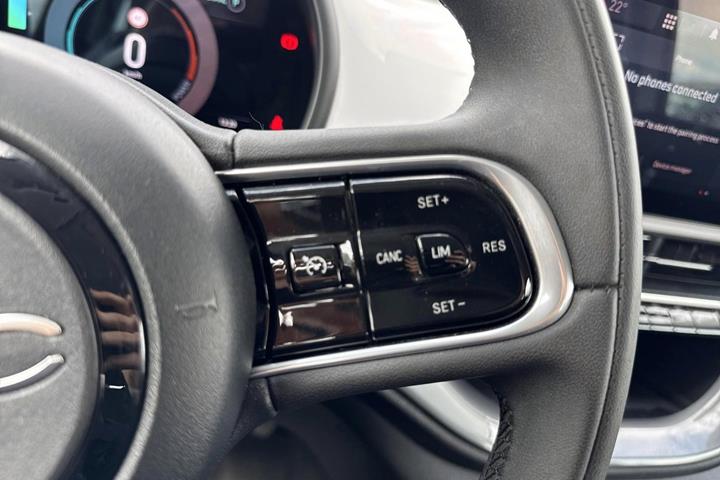 Hvid Fiat 500e fra 2023