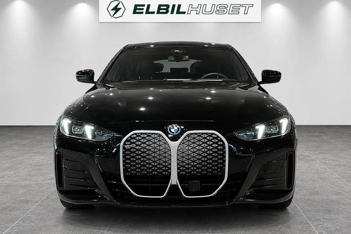 Sort BMW i4 fra 2026