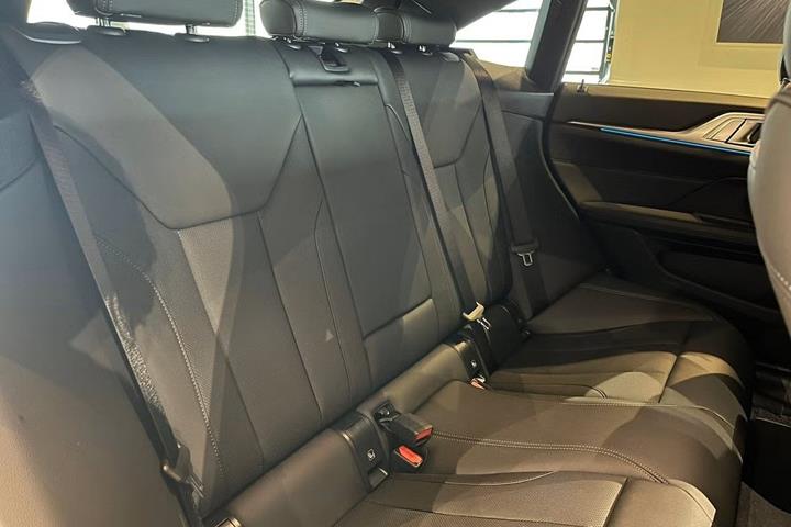 Sort BMW i4 fra 2026