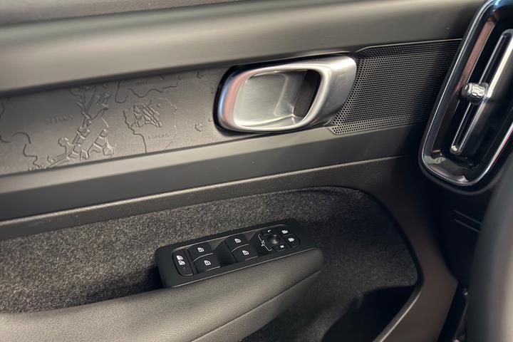 Sort Volvo XC40 fra 2023