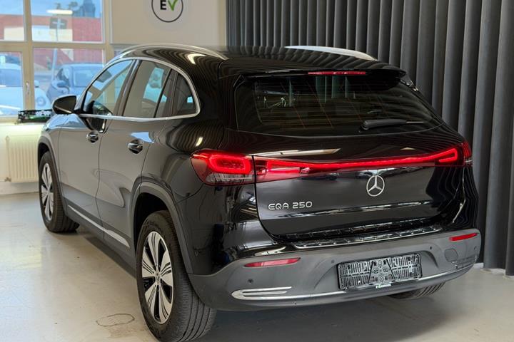 Sort Mercedes EQA250 fra 2021