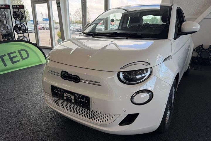 Hvid Fiat 500e fra 2023