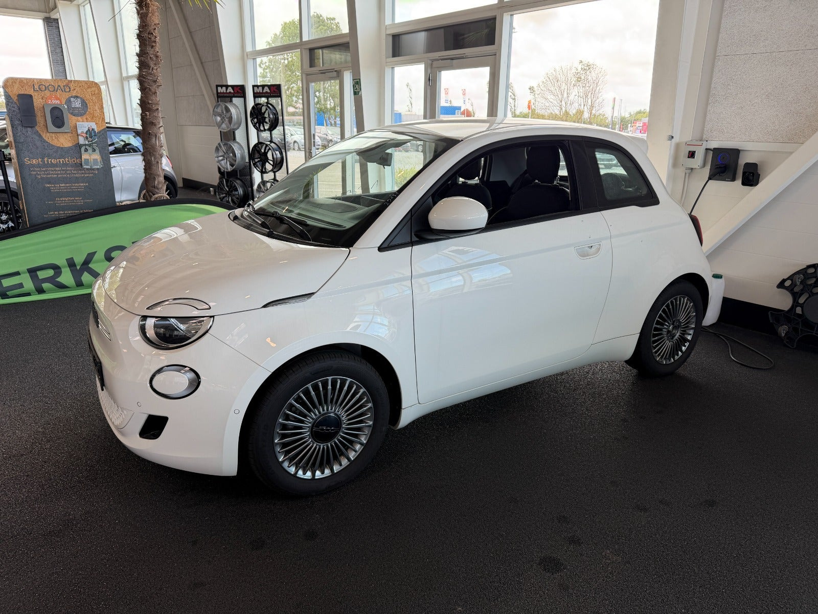 Hvid Fiat 500e fra 2023