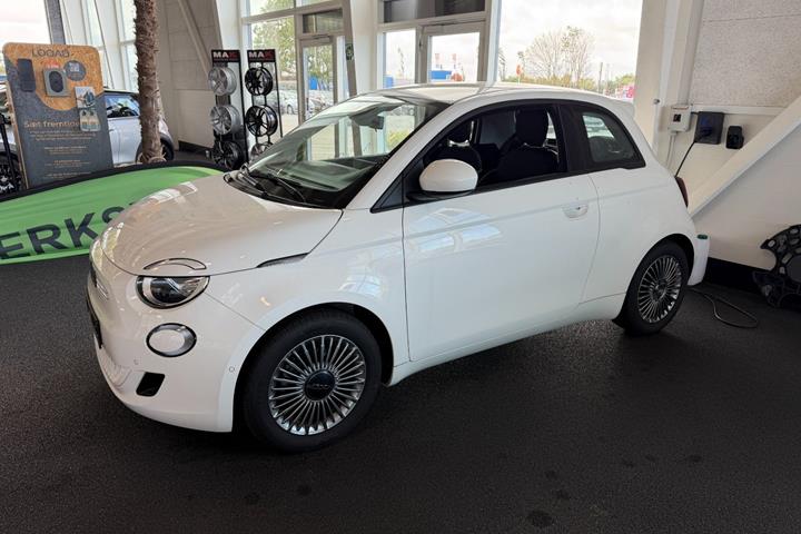 Hvid Fiat 500e fra 2023