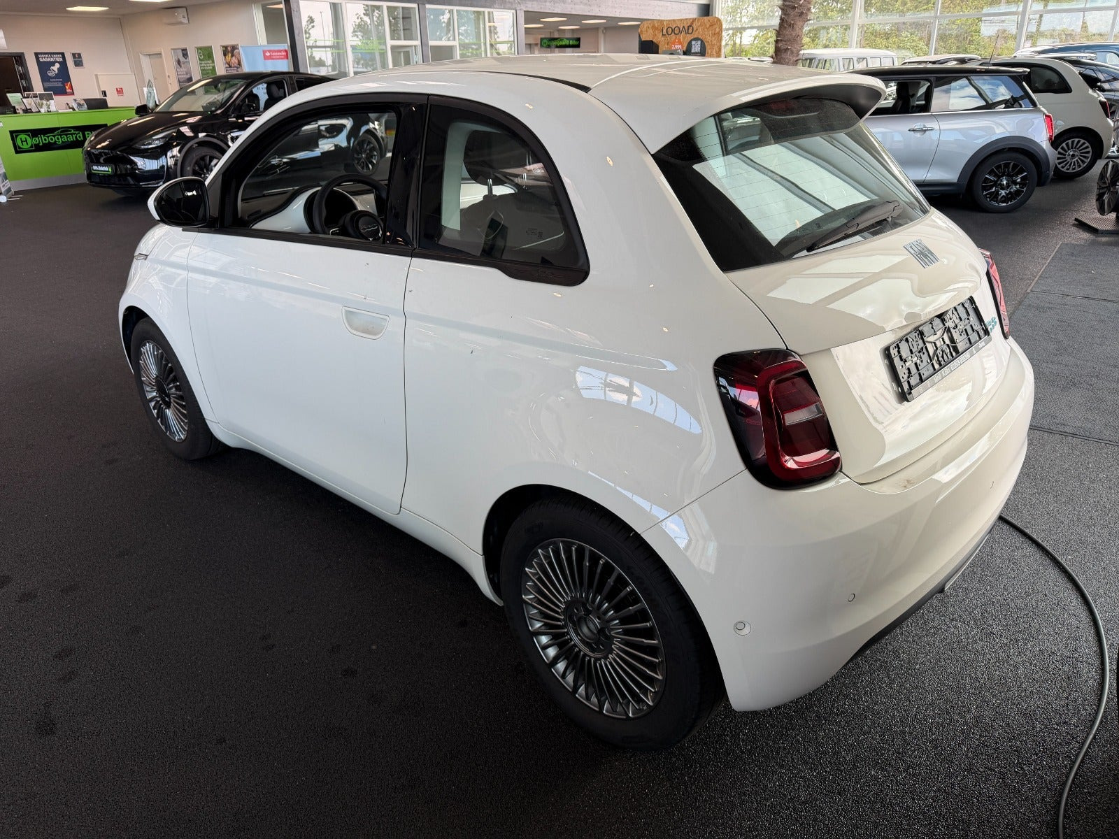 Hvid Fiat 500e fra 2023