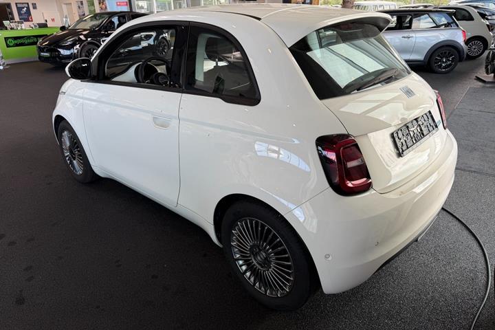 Hvid Fiat 500e fra 2023