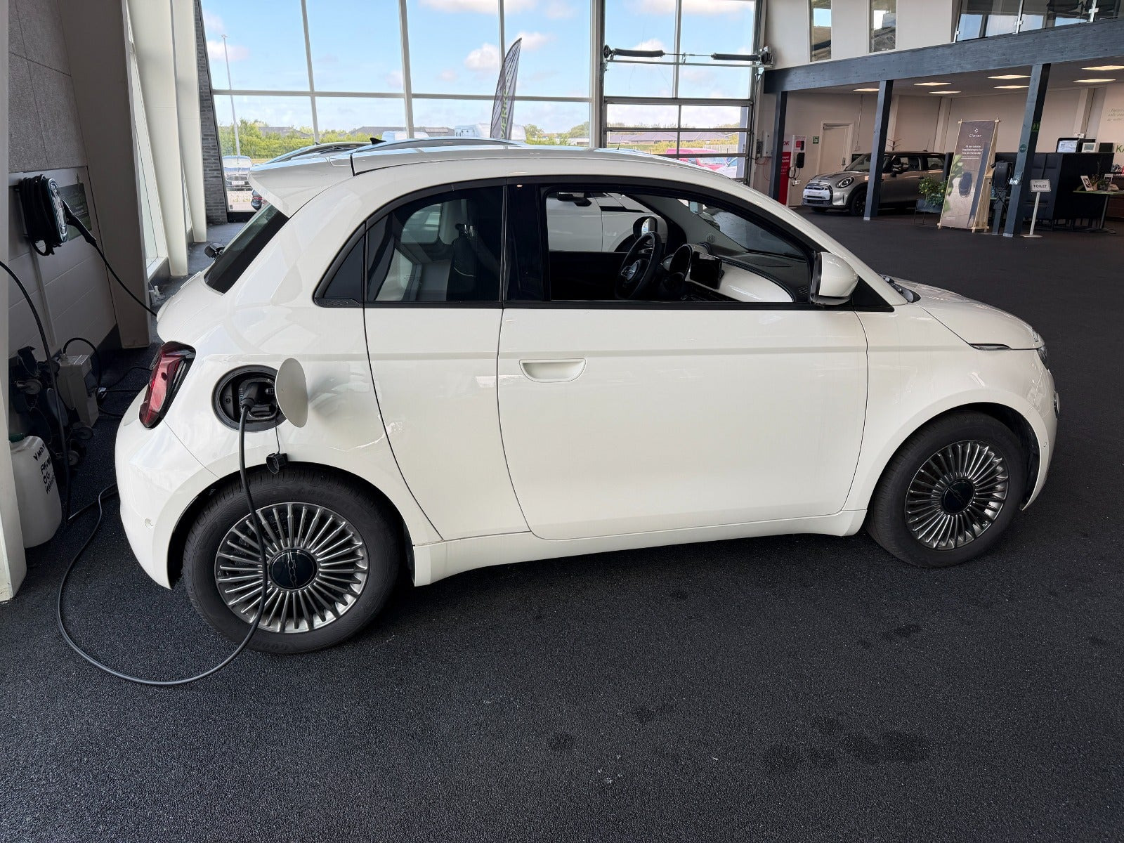 Hvid Fiat 500e fra 2023