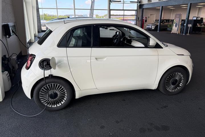 Hvid Fiat 500e fra 2023