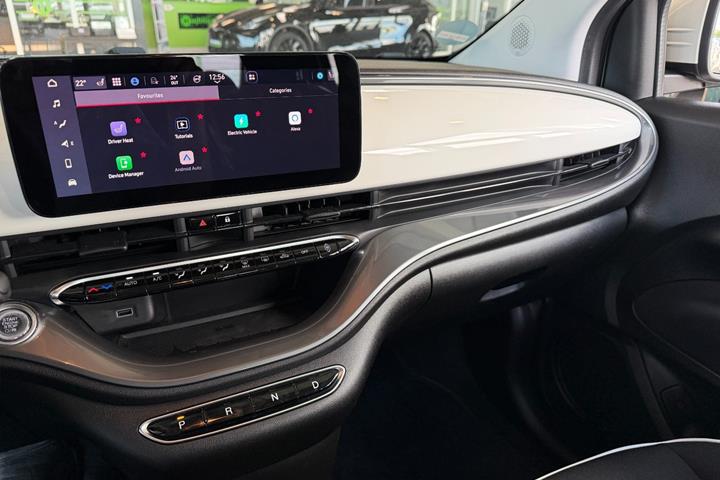 Hvid Fiat 500e fra 2023