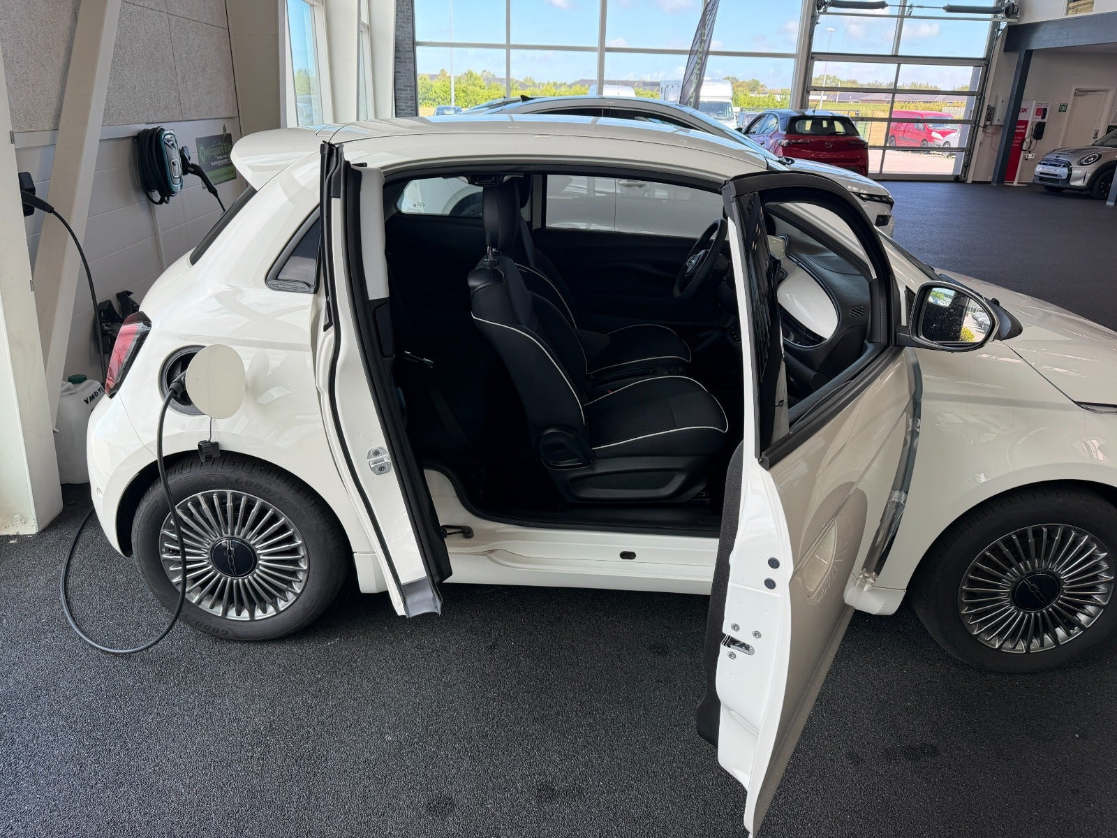Hvid Fiat 500e fra 2023