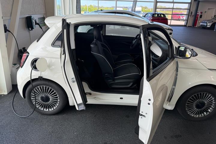 Hvid Fiat 500e fra 2023