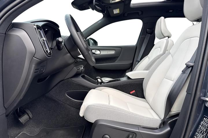 Blå Volvo EX40 fra 2026