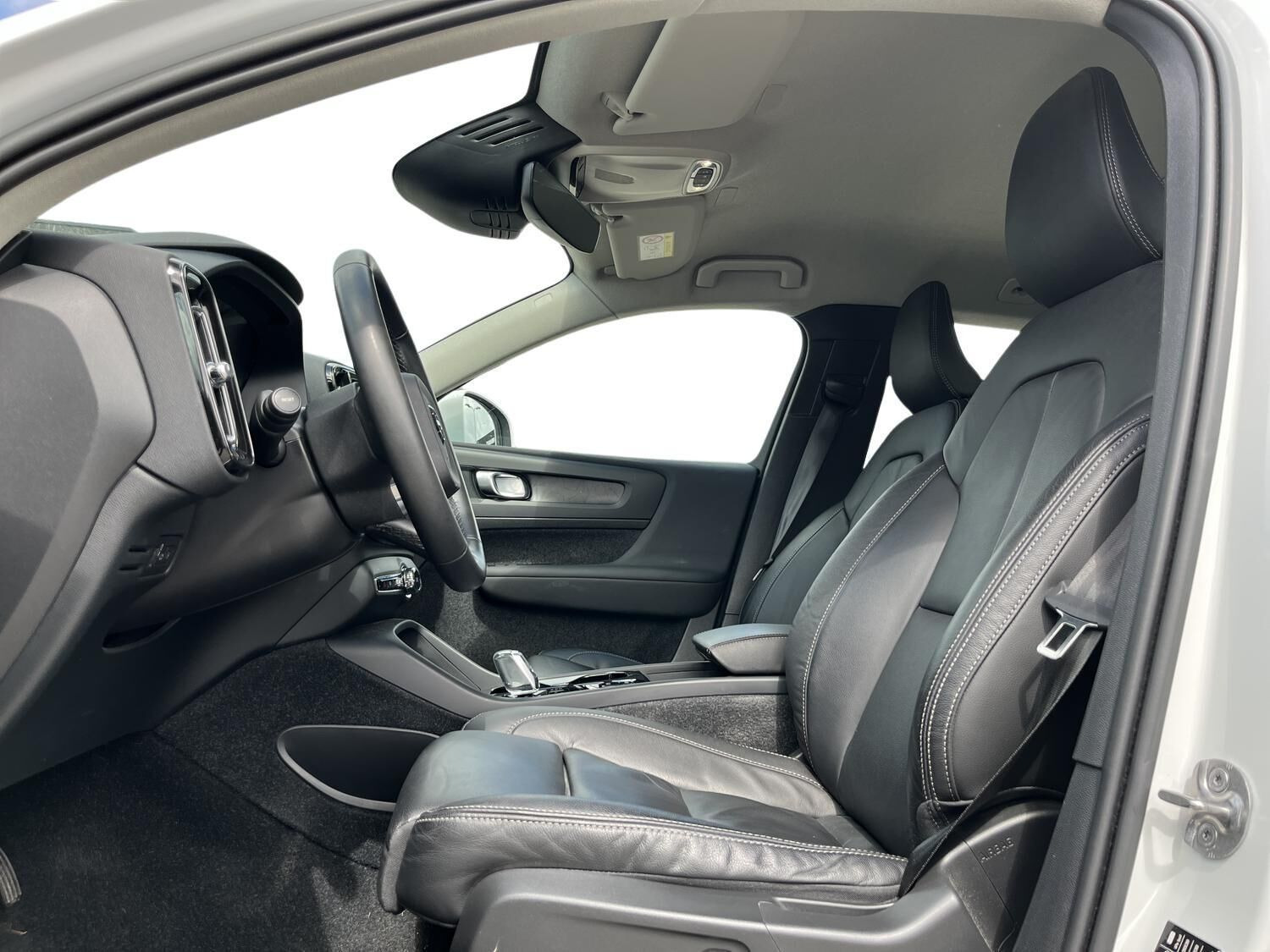 Hvid Volvo XC40 fra 2023